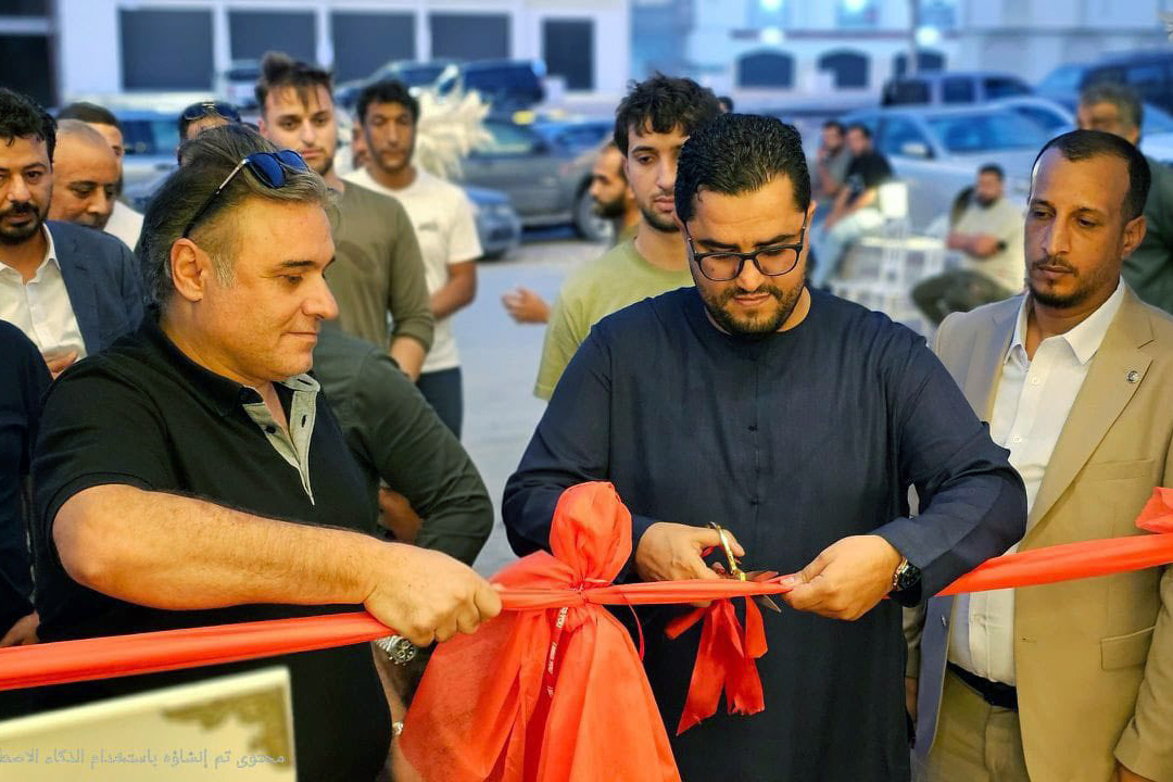 رئيس الهيئة يفتتح مركز المبيعات الخاص بملابس وأدوات في طبرق